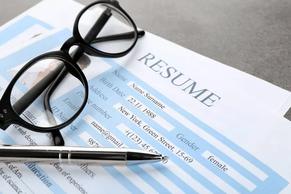 Formulieren en glazen op tafel, close-up te hervatten. Sollicitatiegesprek — Stockfoto