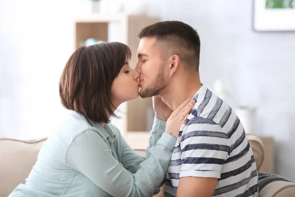 快乐的年轻夫妇 在家里亲吻 — 图库照片