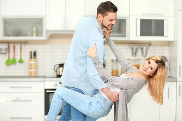 Couple heureux dansant dans la cuisine — Photo