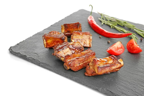 Placa Pizarra Con Deliciosas Costillas Parrilla Sobre Fondo Blanco — Foto de Stock