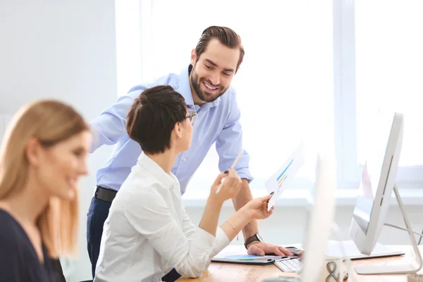 Giovani Che Lavorano Ufficio Negoziazione Finanziaria — Foto Stock