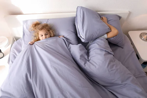Χαριτωμένα παιδιά προσπαθούν να κοιμηθούν — Φωτογραφία Αρχείου