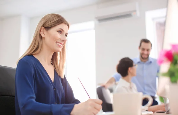 Una Joven Que Trabaja Oficina Comercio Financiación — Foto de Stock