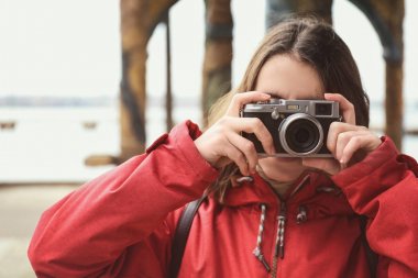 Kameralı genç fotoğrafçı 