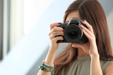 Genç fotoğraf ile fotoğraf makinesi, kapalı
