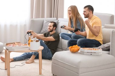 video oyunları oynarken gençler 