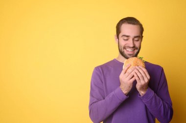 Lezzetli hamburger ile yakışıklı adam 