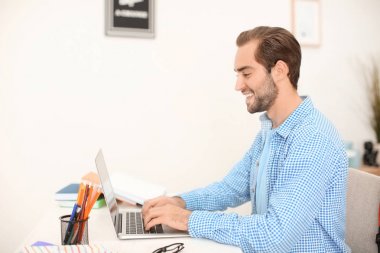 Öğrenci masada kapalı eğitim dizüstü bilgisayar ile