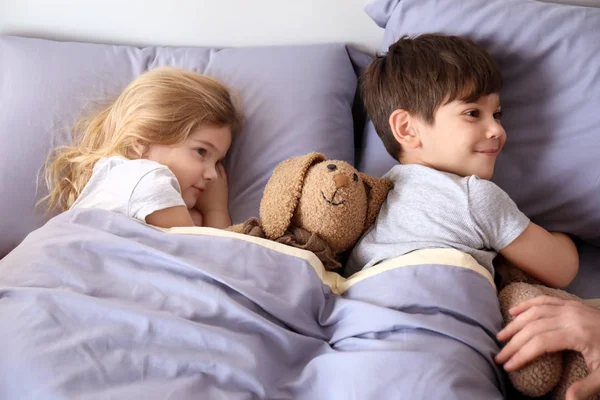 침대에 누워 있는 귀여운 아이들 — 스톡 사진