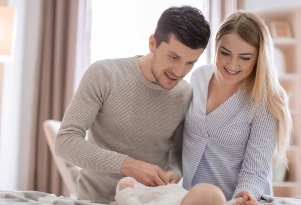 Padres jóvenes con bebé — Foto de Stock