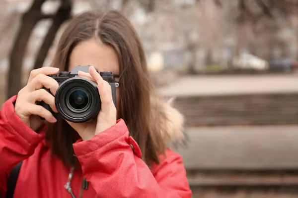 Mladý fotograf s fotoaparátem — Stock fotografie