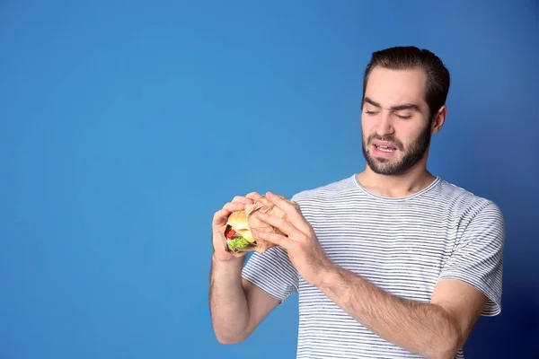 Bonito homem recusando hambúrguer insalubre — Fotografia de Stock