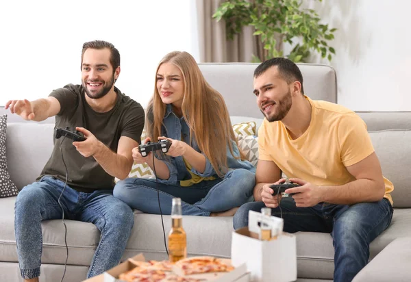 Jóvenes jugando videojuegos —  Fotos de Stock