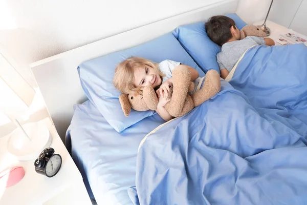 Lindos niños acostados en la cama —  Fotos de Stock