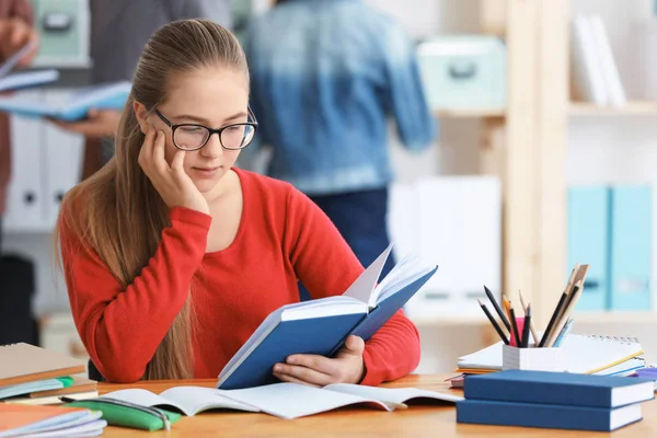 Adolescente chica haciendo tarea — Foto de Stock