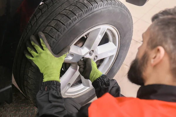 Mécanicien professionnel changer de pneu — Photo