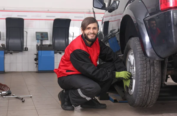 Profi-Mechaniker beim Reifenwechsel — Stockfoto