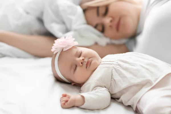 Мать с симпатичным ребенком, спящим — стоковое фото