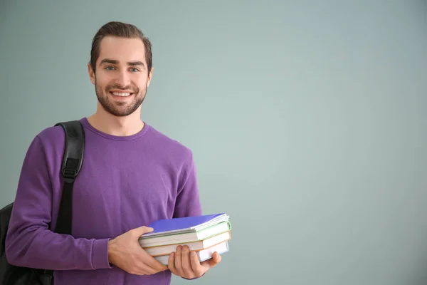 Student s notebooky na barvu pozadí — Stock fotografie