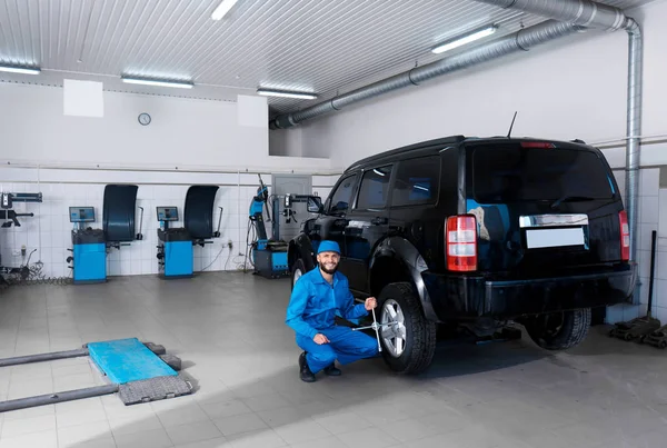 Profi-Mechaniker beim Reifenwechsel — Stockfoto