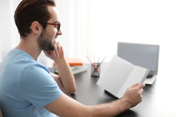 Student som studerar vid bord inomhus — Stockfoto