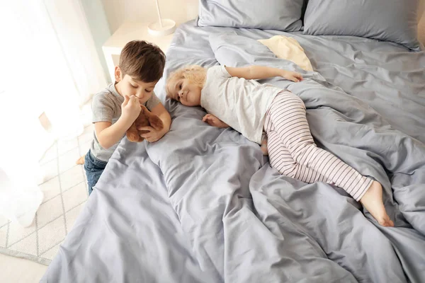 Schattige kinderen met speelgoed — Stockfoto