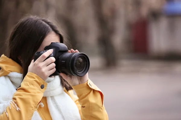 Junge Fotografin mit Kamera — Stockfoto