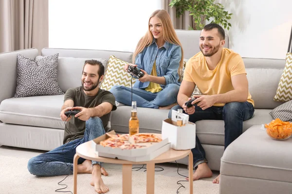 Junge Leute spielen Videospiele — Stockfoto