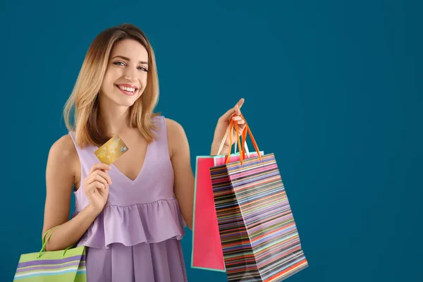 Jovem com cartão de crédito — Fotografia de Stock