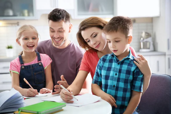 Bambini con i genitori che fanno i compiti — Foto Stock