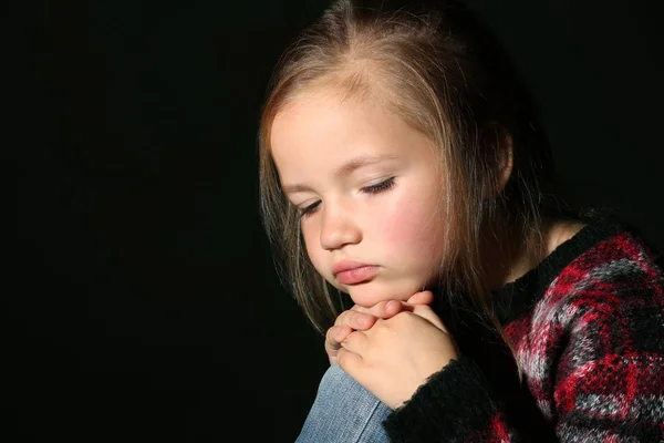 Triste Petite Fille Sur Fond Noir Personne Seule Stock Photo
