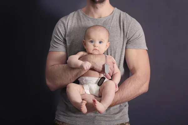Padre Militar Abrazando A Su Bebe Recien Nacido Contexto Regreso A Casa Stock Photo