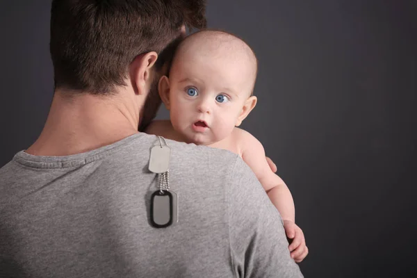 Padre Militar Sosteniendo A Su Bebe Recien Nacido Nino Poco Stock Photo