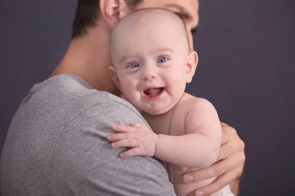 Padre Militar Sosteniendo A Su Bebe Recien Nacido Nino Poco Stock Photo
