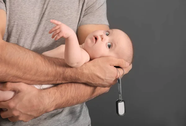Padre Militar Sosteniendo A Su Bebe Recien Nacido Nino Etiqueta Stock Photo