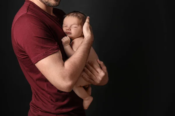 Padre Militar Abrazando A Su Bebe Recien Nacido Contexto Regreso A Casa Stock Photo