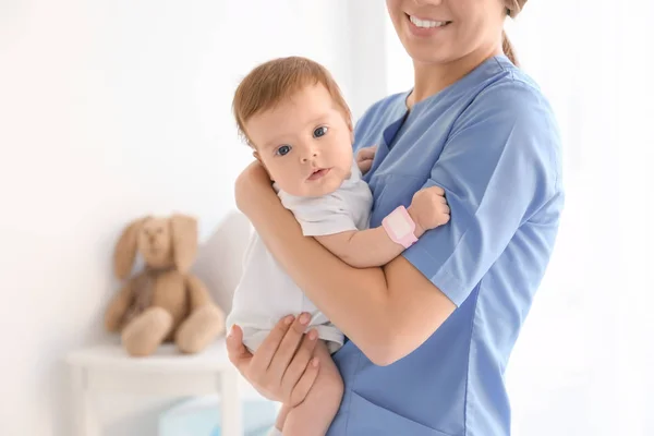 Medecin Feminin Avec Bebe A L Hopital Petite Enfance Personnes Stock Photo