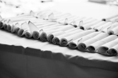 Masaya tablo peçeteler katlanmış