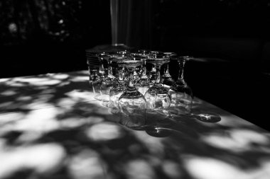 Masanın üzerinde ters gözlük