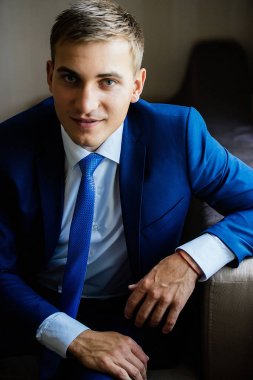 Takım elbiseli bir adam kanepede oturuyor. Adam portresi. Businessma