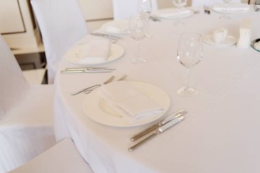 Tablo boş çatal bıçak takımı. Tablo ayarı