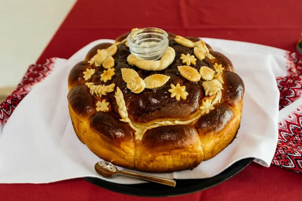 Beyaz işlemeli havlu üzerine tuz ile düğün somun