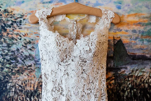 Robe de mariée en dentelle suspendue au mur — Photo