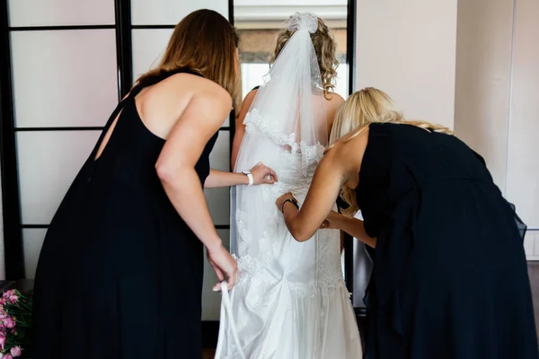 Koszorúslányok csipke menyasszonyi ruha a szobában — Stock Fotó