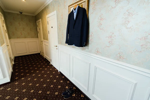 蓝色衬衫和黑色夹克上特伦佩尔带有花卉图案白色门边的墙上。新郎穿 — 图库照片