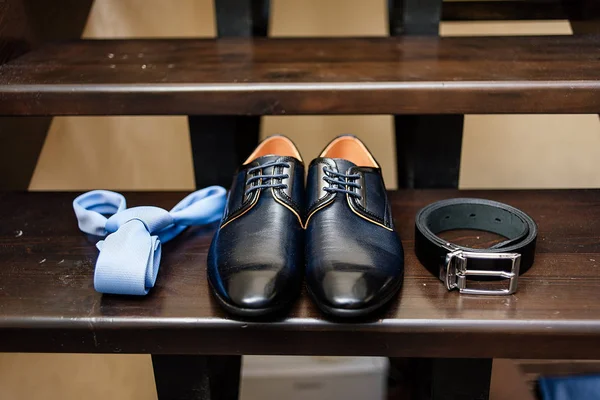 Ayakkabı damat, kravat ve merdivenler üzerinde kemer — Stok fotoğraf