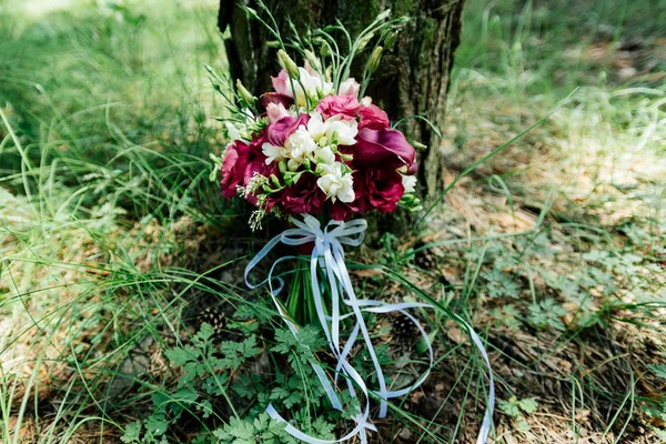 Ramos de boda de rosas amarillas, blancas y rosadas están en jarrones — Foto de Stock