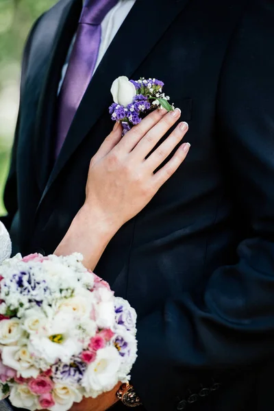 Nő szúr be a boutonniere gomblyuk, férfi öltöny — Stock Fotó