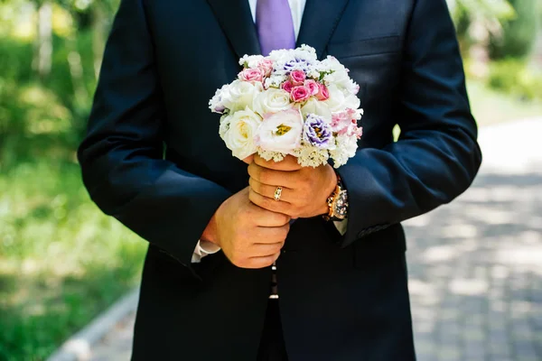 Γαμήλια ανθοδέσμη από λευκές, ροζ και μωβ τριαντάφυλλα σε h του γαμπρού — Φωτογραφία Αρχείου