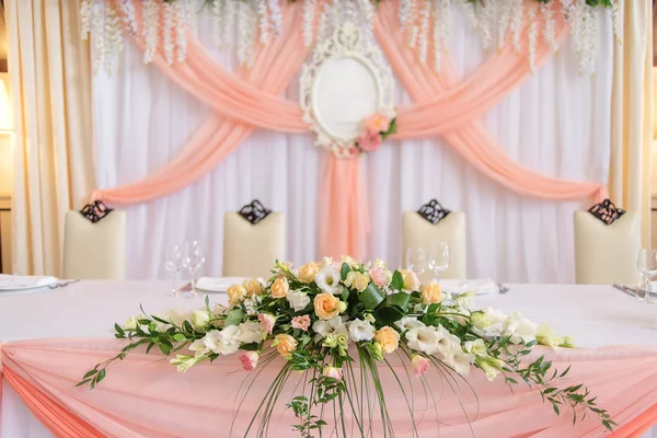 Exuberantes decoraciones florales de boda en la mesa cubierta con guisante — Foto de Stock